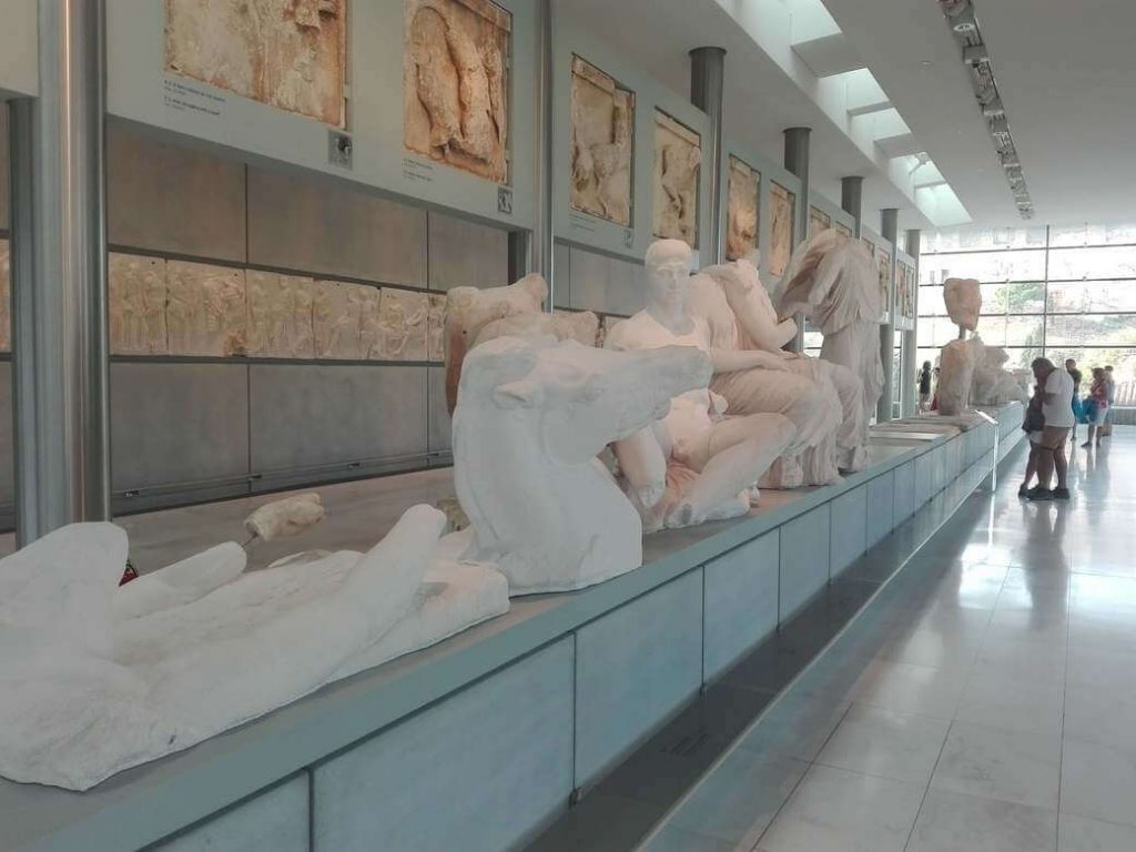 dentro del museo del acropolis
